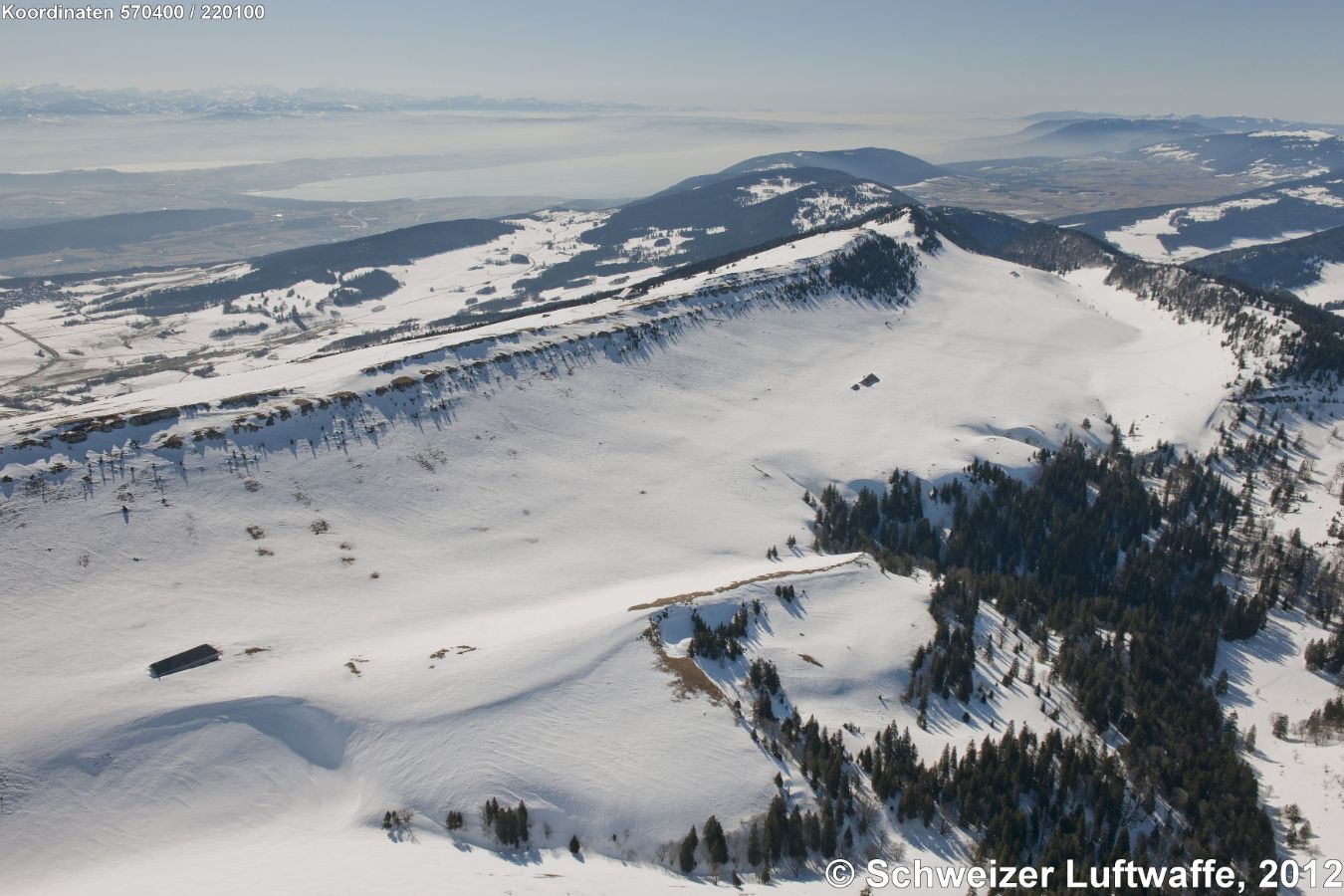 Chasseral Ende Februar 2012, Blick gegen S zum Neuenburgersee, im Hintergrund links: Murtensee.